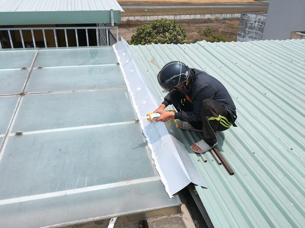 Dịch vụ chống dột nhà xưởng tận nơi tại TPHCM