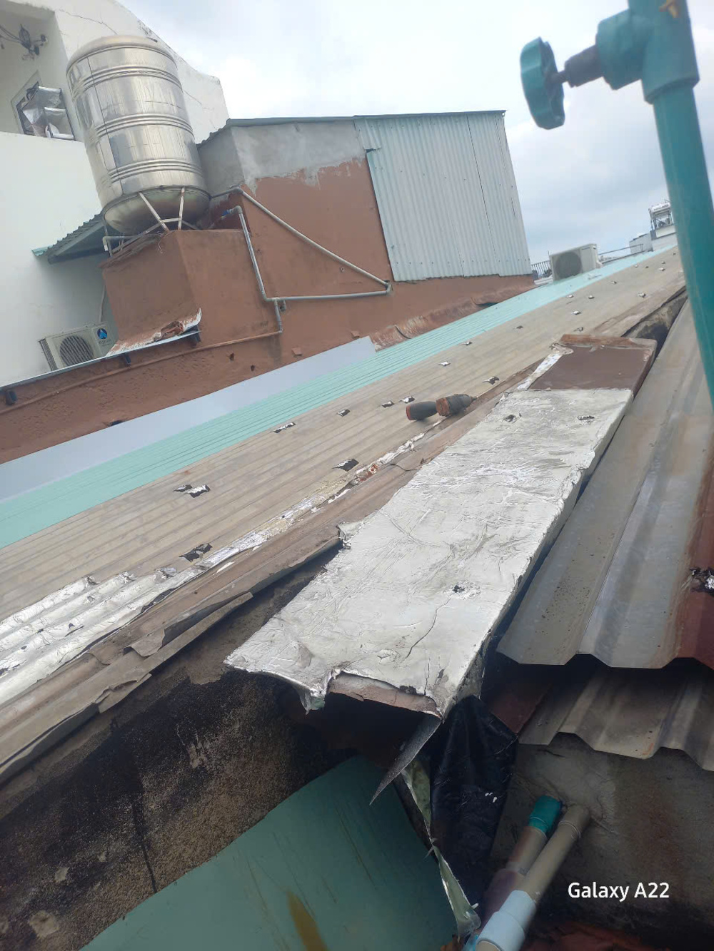 Dịch vụ sửa mái tôn tận nhà tại TPHCM