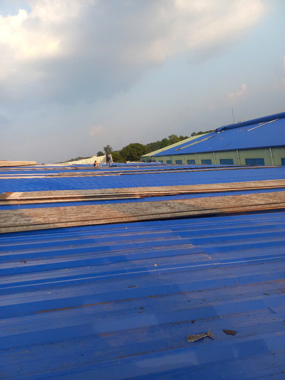 Dịch vụ sửa mái tôn tận nhà tại TPHCM